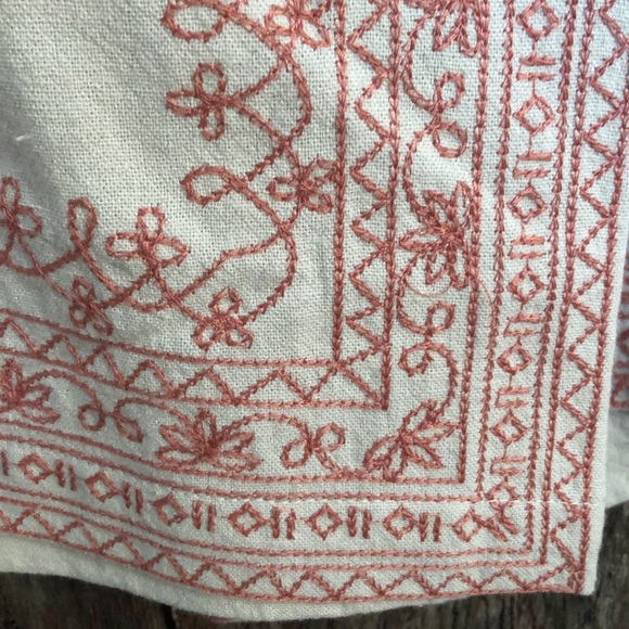 Cream skirt with embroidery - Picture 2 of 3